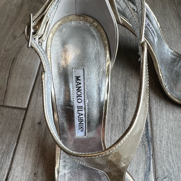 Manolo Blahnik heels. Gold metallic. - Picture 3 of 7